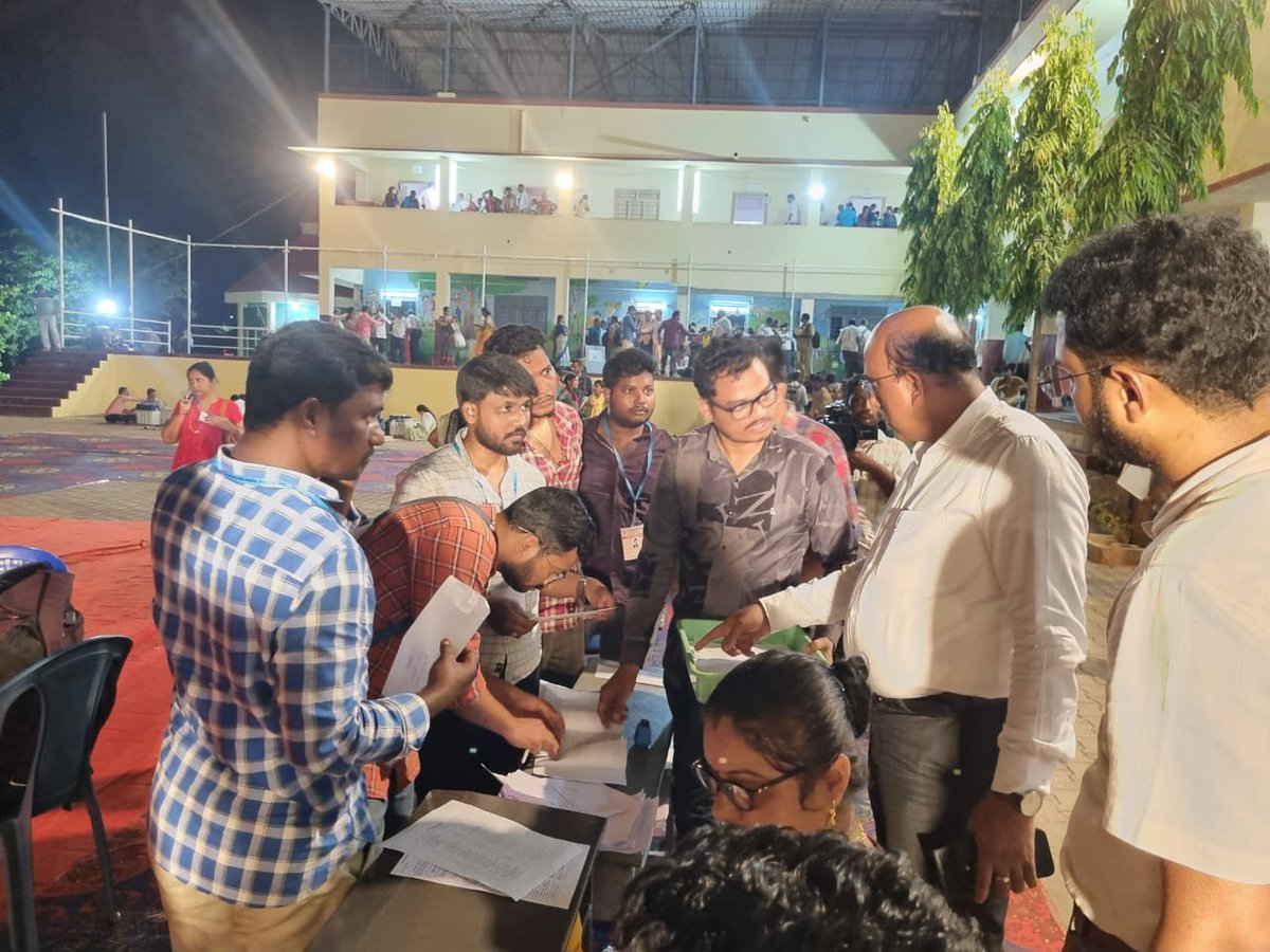 dcvijayanagara's tweet photo. Guiding the Demustering Process of 90-Vijayanagara Constituency.
@dcvijayanagara 
#GeneralElectionNow #democracy https://t.co/42snBh0wCy