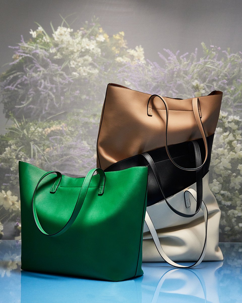 HugoHamaoui's tweet photo. Les musts de la saison, chez La maison Simons!

Shoot avec @jmaudd 
Martin Lacroix

#accessories #mode #handbags #shoesaddict #sandals#spring #floralart #summer #sunshine #sky #botanical #springtime https://t.co/qDTaTboBNS