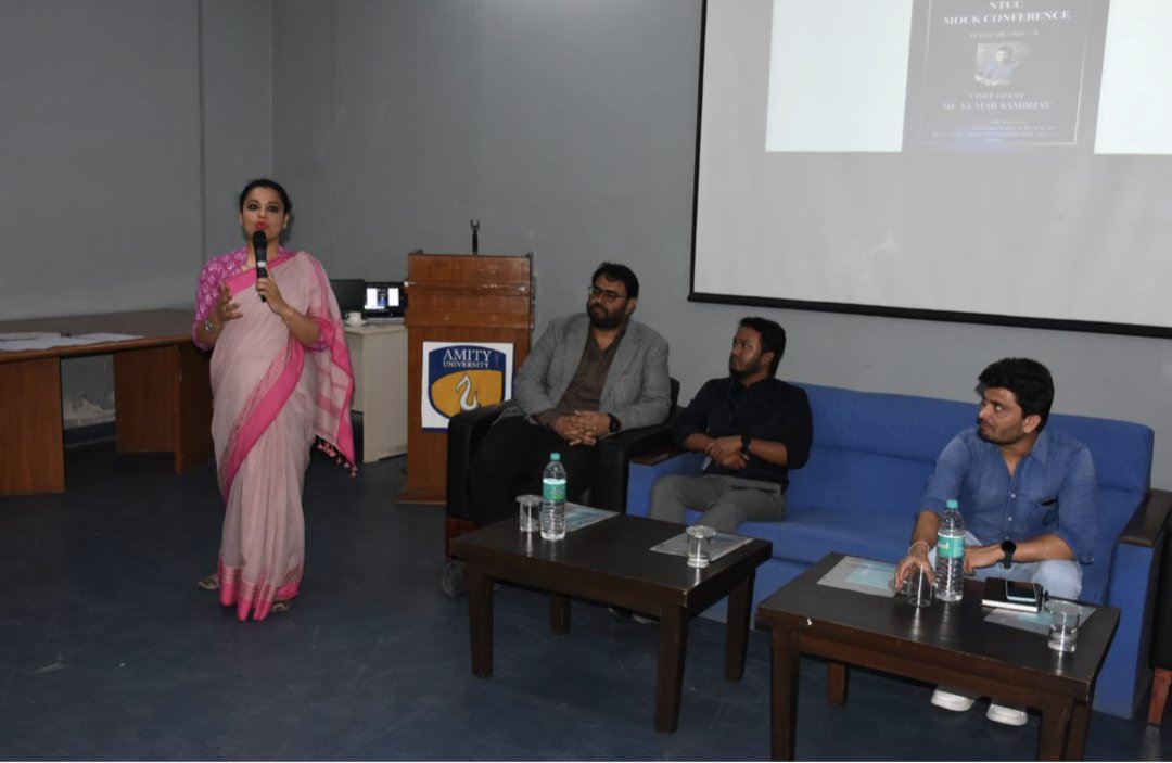 janjuamehak's tweet photo. Amity School of Communication organises Student Media Conference. Thanks to @Kum_Sambhav ji for an enlightening session on investigative journalism. 
#mediaconference #journalism https://t.co/rXdzCm98IP