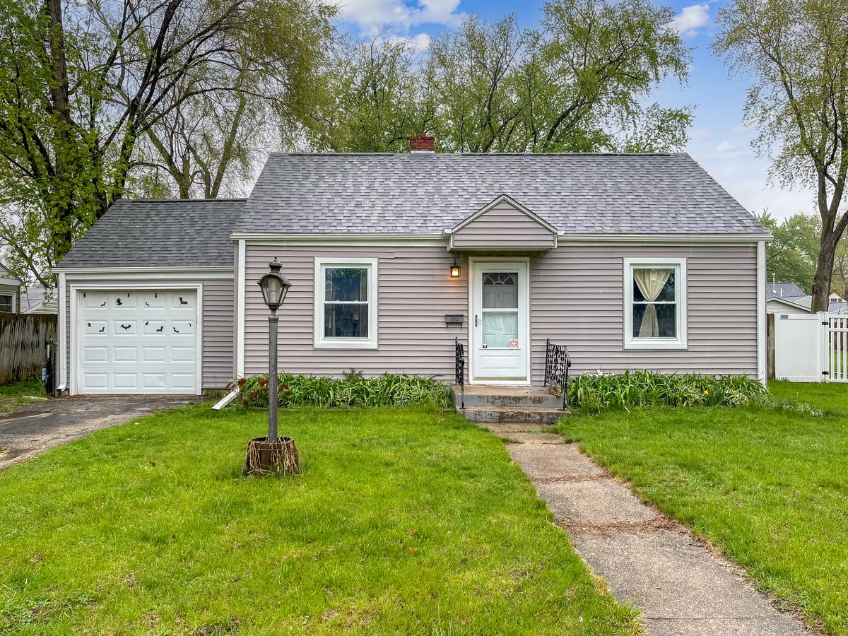 SoldOnToni's tweet photo. 724 Loves Park Drive, #LovesParkIL, 61111
Attractive, well maintained ranch home with a fenced in yard on the market for $129,000! Visit the link to see all the photos or schedule a showing

https://t.co/htEugqEa4G

#SoldOnToni #LovesParkIL #Illinois https://t.co/smKLnoxnL8