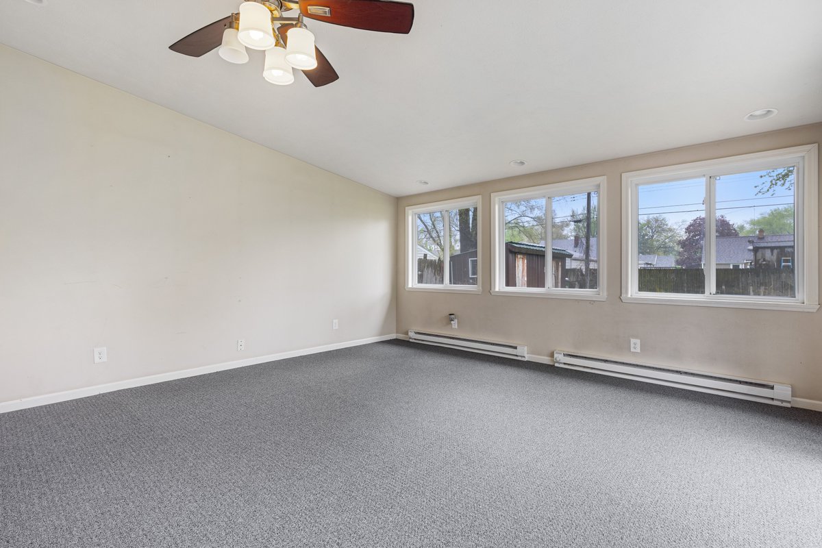 SoldOnToni's tweet photo. 724 Loves Park Drive, #LovesParkIL, 61111
Attractive, well maintained ranch home with a fenced in yard on the market for $129,000! Visit the link to see all the photos or schedule a showing

https://t.co/htEugqEa4G

#SoldOnToni #LovesParkIL #Illinois https://t.co/smKLnoxnL8