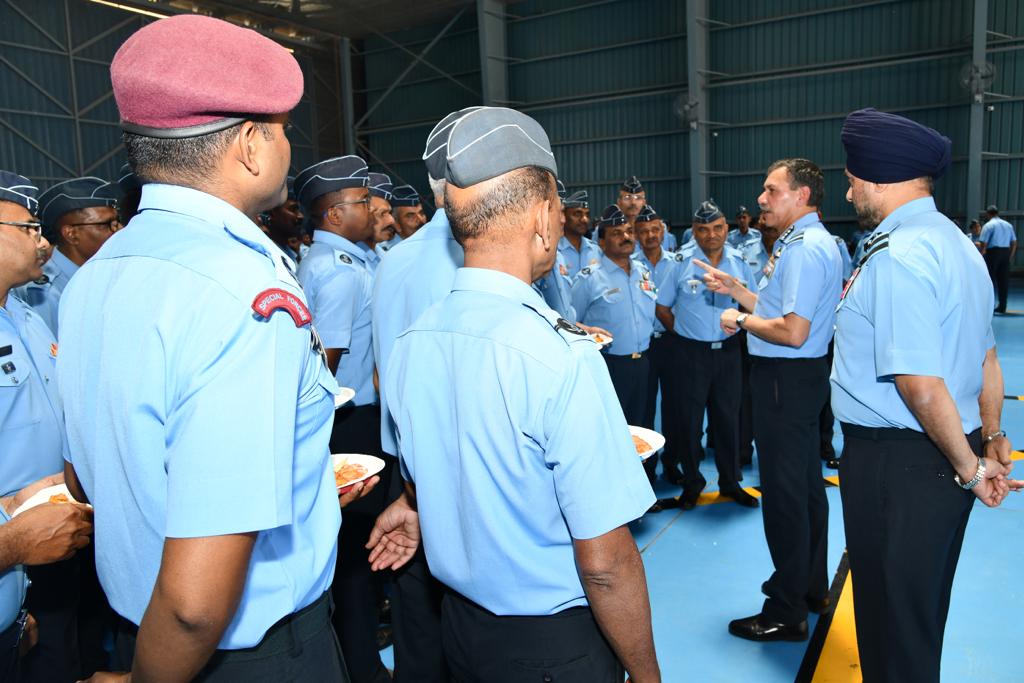SWAC_IAF's tweet photo. #AirMarshalNarmdeshwarTiwari #AOCinC #SouthWesternAirCommand visited #AirForceStationJodhpur today. He was received by Air Commodore
JPS Bains, Air Officer Commanding, Air Force Station Jodhpur. He was presented with befitting Guard of Honour. https://t.co/RpXDLfKcNv