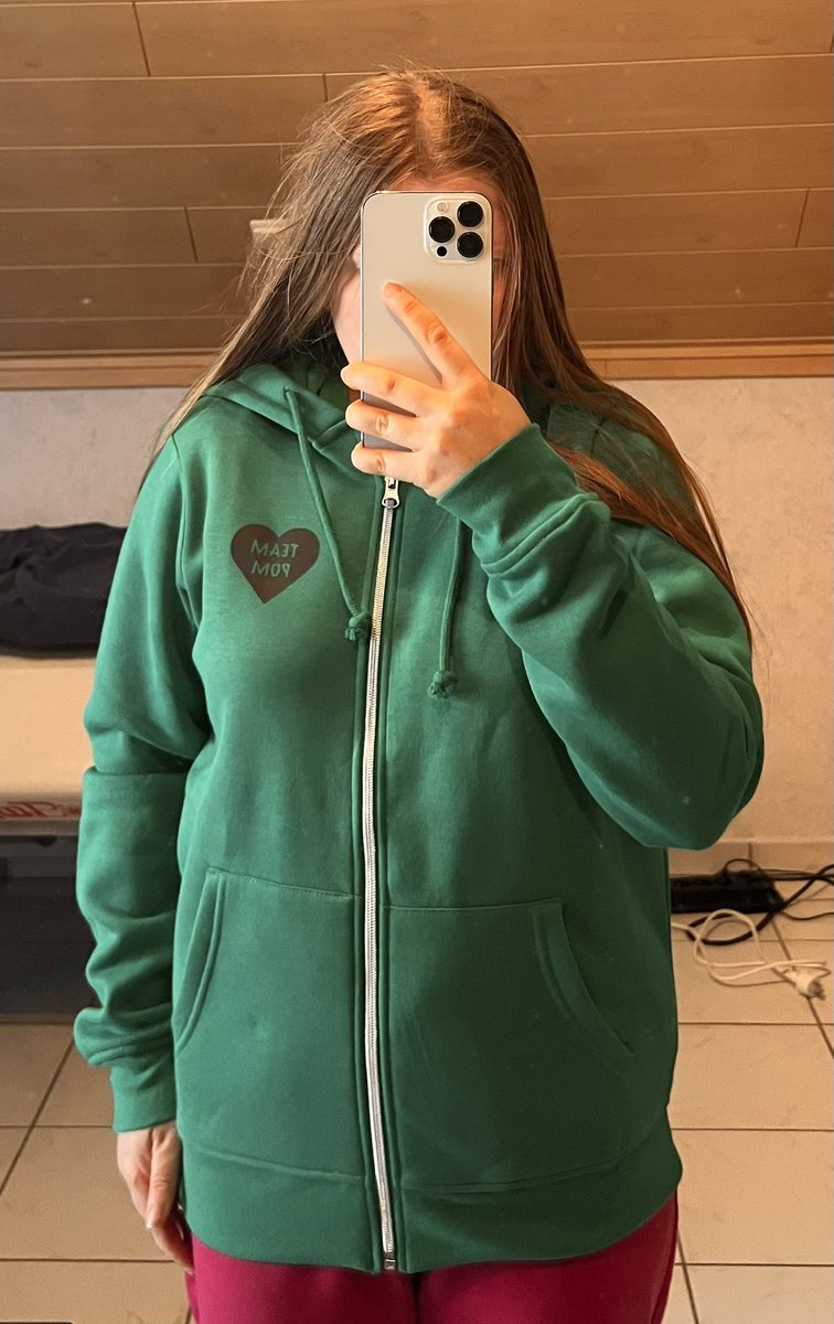 AlaertsShani's tweet image. Pomski 💚/Team Pom💚vestje in elkaar geflanst want i love Pomski en ik ben een proud member van ‘Team Pom’ 🥰😍🤩🍀💎🔥💔❤️‍🩹❤️‍🔥💚🫶🏻

#Pommelien #PommelienThijs #PomskiEnTeamPomVestje #Cricut #DIY 1/2