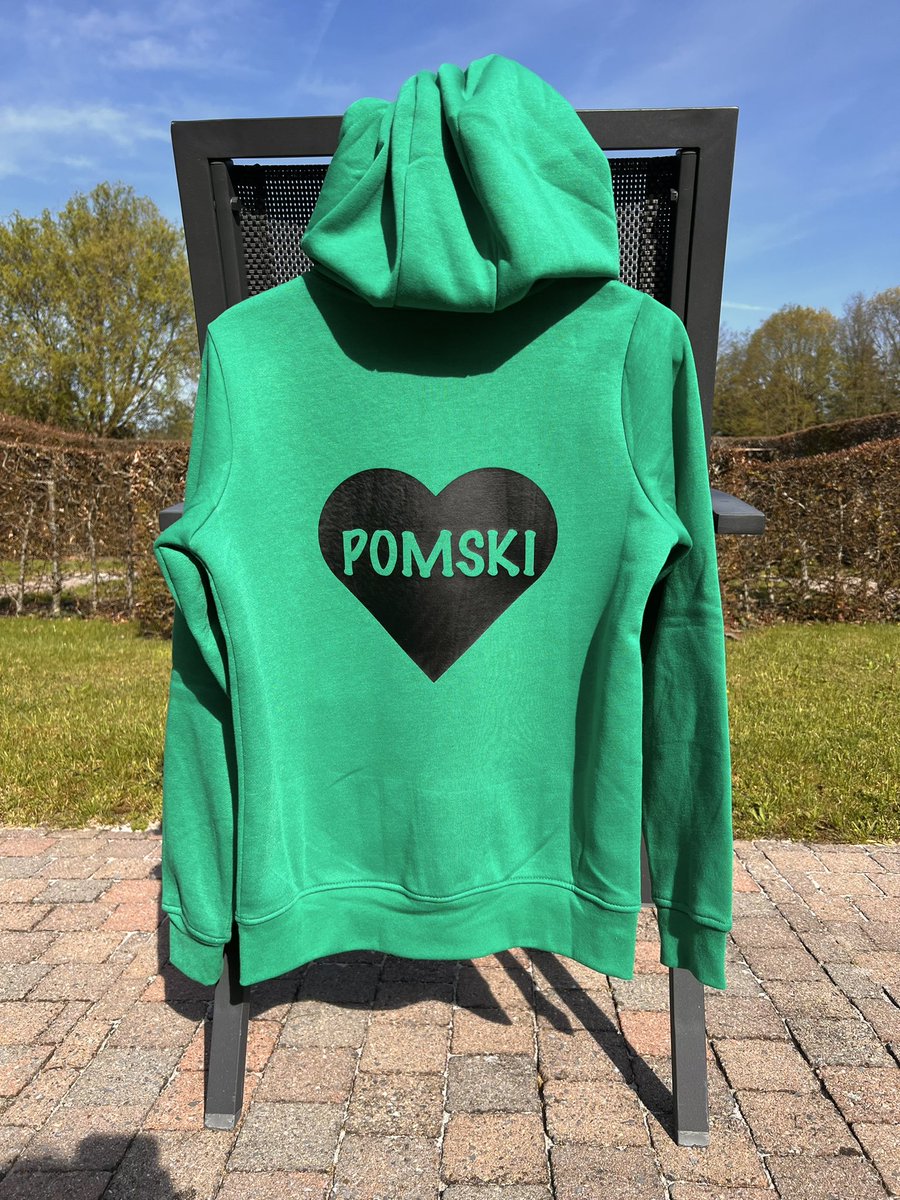 AlaertsShani's tweet image. Pomski 💚/Team Pom💚vestje in elkaar geflanst want i love Pomski en ik ben een proud member van ‘Team Pom’ 🥰😍🤩🍀💎🔥💔❤️‍🩹❤️‍🔥💚🫶🏻

#Pommelien #PommelienThijs #PomskiEnTeamPomVestje #Cricut #DIY 1/2