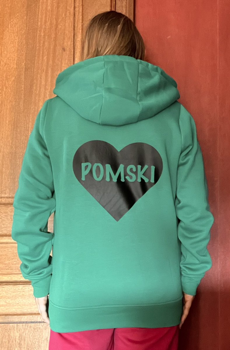 AlaertsShani's tweet image. Pomski 💚/Team Pom💚vestje in elkaar geflanst want i love Pomski en ik ben een proud member van ‘Team Pom’ 🥰😍🤩🍀💎🔥💔❤️‍🩹❤️‍🔥💚🫶🏻

#Pommelien #PommelienThijs #PomskiEnTeamPomVestje #Cricut #DIY 1/2