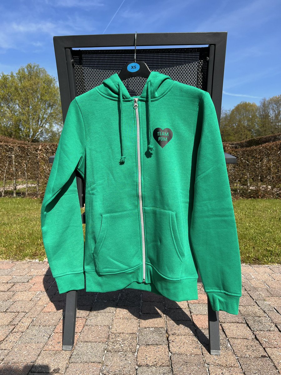 AlaertsShani's tweet image. Pomski 💚/Team Pom💚vestje in elkaar geflanst want i love Pomski en ik ben een proud member van ‘Team Pom’ 🥰😍🤩🍀💎🔥💔❤️‍🩹❤️‍🔥💚🫶🏻

#Pommelien #PommelienThijs #PomskiEnTeamPomVestje #Cricut #DIY 1/2