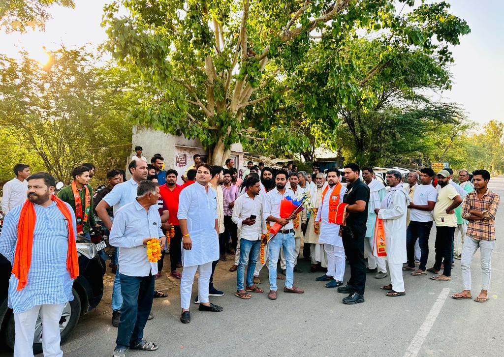 Shakeelkhanbsp's tweet photo. आज कामां की पावन धरा पर राजस्थान भाजपा के कद्दावर नेता अलवर सांसद एवं प्रभारी आदरणीय श्री @MahantBalaknath जी का पधारने पर अपने कर्मठ कार्यकर्त्ताओं के साथ मिलकर गुलदस्ता एवं तलवार भेंट कर जोरदार एवं भव्य स्वागत किया, इस मौके पर भरतपुर जिलाध्यक्ष @RishiBansalJpr जी, जिला संयोजक अरविन्द पाल सिंह जी, जिला परिषद् सदस्य भानूप्रताप सिंह जघीना जी, पूर्व जिला परिषद् सदस्य सत्येंद्र पथेना जी, जिलाध्यक्ष युवामोर्चा सौरभ ताखा जी, जिला महामंत्री युवा मोर्चा मोहित चतुर्वेदी जी एवं सैंकड़ो भाजपा कार्यकर्त्ता मौजूद रहे।

#BJP4Rajasthan #JaiJaiRajasthan #राजस्थान_विजय_संकल्प_2023 #shakeelkhankaman #कामांविकास #बदलेगाकामां #bjpagain2023 #kamanvikas #मेराकामां #कामवन #mykaman

@VasundharaBJP
@ArunSinghbjp
@cpjoshiBJP
@BJP4Rajasthan