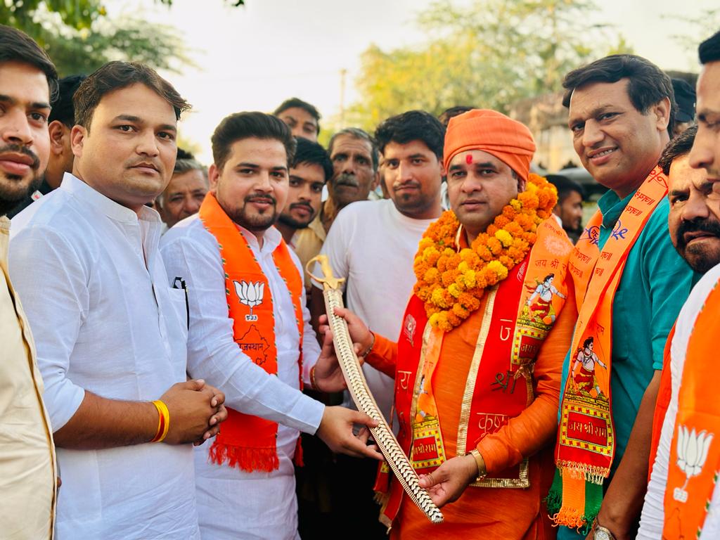 Shakeelkhanbsp's tweet photo. आज कामां की पावन धरा पर राजस्थान भाजपा के कद्दावर नेता अलवर सांसद एवं प्रभारी आदरणीय श्री @MahantBalaknath जी का पधारने पर अपने कर्मठ कार्यकर्त्ताओं के साथ मिलकर गुलदस्ता एवं तलवार भेंट कर जोरदार एवं भव्य स्वागत किया, इस मौके पर भरतपुर जिलाध्यक्ष @RishiBansalJpr जी, जिला संयोजक अरविन्द पाल सिंह जी, जिला परिषद् सदस्य भानूप्रताप सिंह जघीना जी, पूर्व जिला परिषद् सदस्य सत्येंद्र पथेना जी, जिलाध्यक्ष युवामोर्चा सौरभ ताखा जी, जिला महामंत्री युवा मोर्चा मोहित चतुर्वेदी जी एवं सैंकड़ो भाजपा कार्यकर्त्ता मौजूद रहे।

#BJP4Rajasthan #JaiJaiRajasthan #राजस्थान_विजय_संकल्प_2023 #shakeelkhankaman #कामांविकास #बदलेगाकामां #bjpagain2023 #kamanvikas #मेराकामां #कामवन #mykaman

@VasundharaBJP
@ArunSinghbjp
@cpjoshiBJP
@BJP4Rajasthan