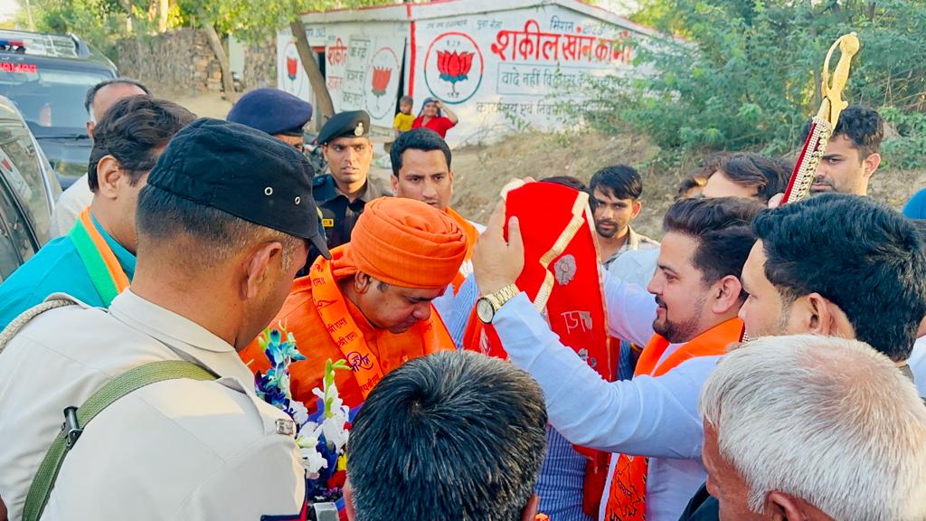 Shakeelkhanbsp's tweet photo. आज कामां की पावन धरा पर राजस्थान भाजपा के कद्दावर नेता अलवर सांसद एवं प्रभारी आदरणीय श्री @MahantBalaknath जी का पधारने पर अपने कर्मठ कार्यकर्त्ताओं के साथ मिलकर गुलदस्ता एवं तलवार भेंट कर जोरदार एवं भव्य स्वागत किया, इस मौके पर भरतपुर जिलाध्यक्ष @RishiBansalJpr जी, जिला संयोजक अरविन्द पाल सिंह जी, जिला परिषद् सदस्य भानूप्रताप सिंह जघीना जी, पूर्व जिला परिषद् सदस्य सत्येंद्र पथेना जी, जिलाध्यक्ष युवामोर्चा सौरभ ताखा जी, जिला महामंत्री युवा मोर्चा मोहित चतुर्वेदी जी एवं सैंकड़ो भाजपा कार्यकर्त्ता मौजूद रहे।

#BJP4Rajasthan #JaiJaiRajasthan #राजस्थान_विजय_संकल्प_2023 #shakeelkhankaman #कामांविकास #बदलेगाकामां #bjpagain2023 #kamanvikas #मेराकामां #कामवन #mykaman

@VasundharaBJP
@ArunSinghbjp
@cpjoshiBJP
@BJP4Rajasthan