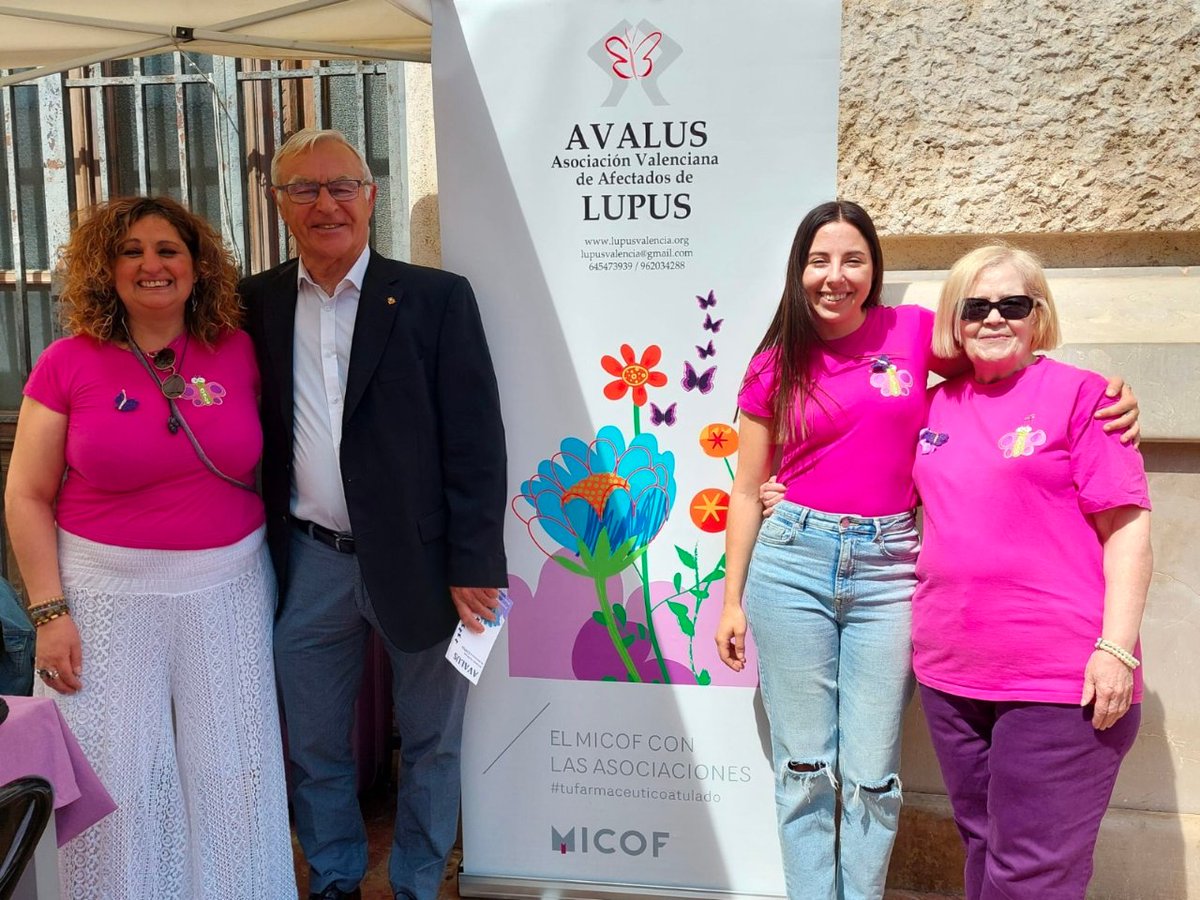 AjuntamentVLC's tweet photo. 🦋Hui hem visitat la taula informativa habilitada per @LupusValencia a la façana principal de l'Ajuntament, amb motiu del #DiaMundialDelLupus.
▶️#AVALUS treballa per donar a conéixer esta patologia del sistema immunològic, que produïx anticossos que ataquen a les cèl·lules sanes. https://t.co/lRKr8Kvec5