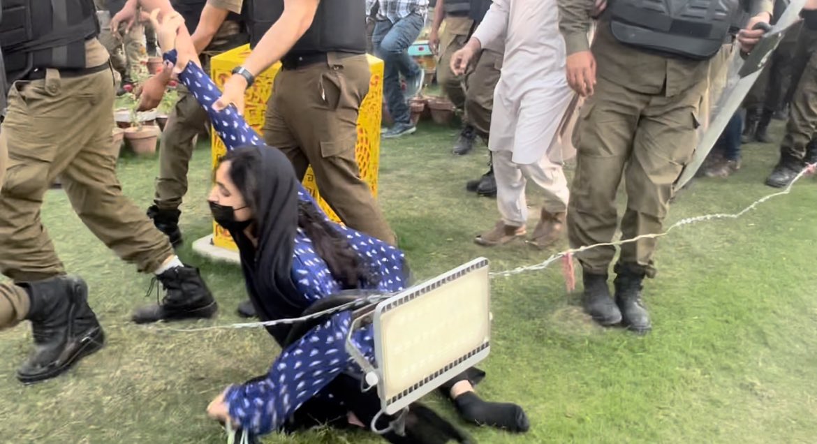 AABakar's tweet photo. لبر ٹی لاہور: خواتین پر تشدد، لڑکیوں کو دھکے دیے گئے اور گھسیٹا جا رہے، دو ایس پیز آپریشن کی قیادت کر رہے ہےں، چاروں جانب سے پولیس کا محا صرہ
#BehindYouSkipper
#ImranKhanArrested https://t.co/l0CIhYtWnP