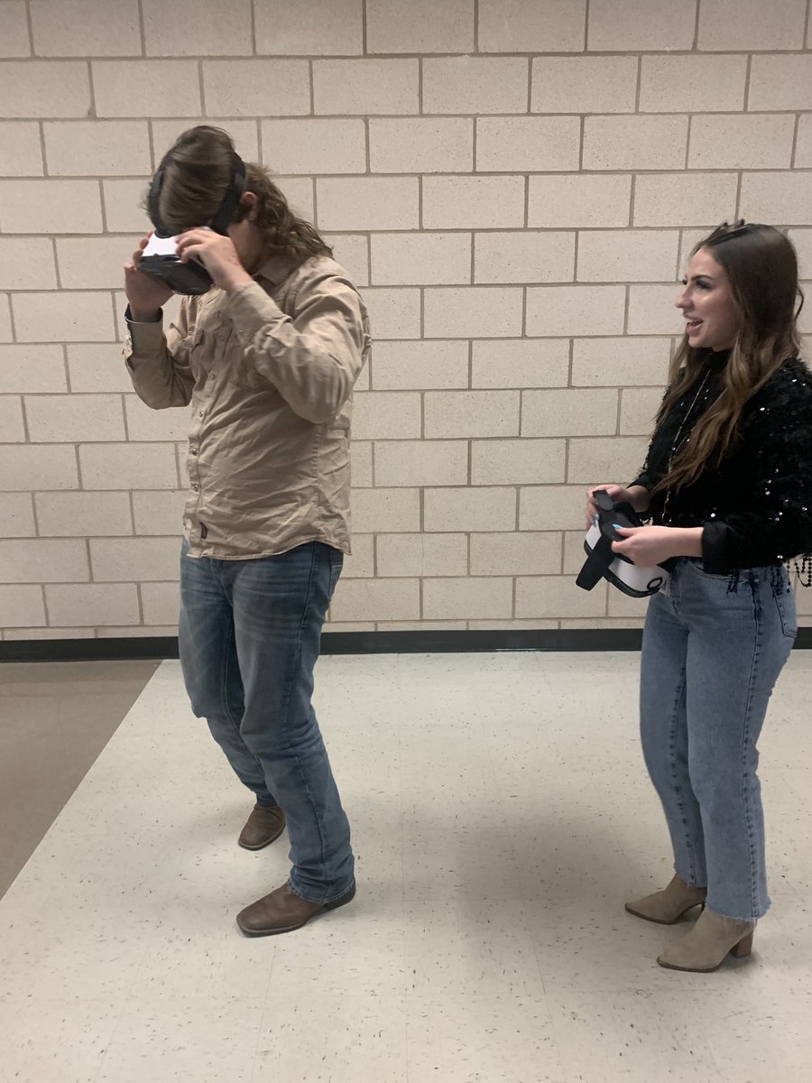 NikkiMinich's tweet photo. Ms. Harding worked hard to create an immersive experience for her students this morning by providing them the opportunity to virtually explore the Dominican Republic, which serves as the setting of an excerpt they read together. She’s so stinking cool. 😍 @MsHardingsELAR @MHS9th https://t.co/SOkgfipYhb