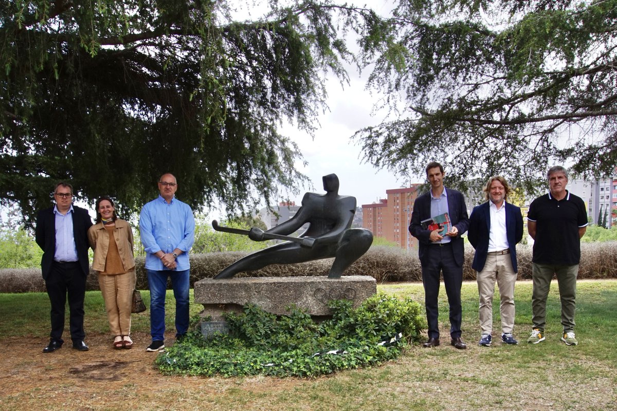 Nou Dinar de l'Esport amb <a href="/david_escude/">David Escudé /❤️</a>, regidor d'esports de <a href="/bcn_ajuntament/">Ajuntament de Barcelona</a>, Jordi Roura, entrenador de futbol, Carles Folguera, exdirector de La Masia del <a href="/FCBarcelona/">FC Barcelona</a>,  Jordi Munté, de la Fundació del <a href="/RCDEspanyol/">RCD Espanyol de Barcelona</a>, i <a href="/MonicaGSolanas/">Monica G.Solanas</a> de <a href="/CELHospitalet/">CE L'Hospitalet</a>. Gràcies a tots!