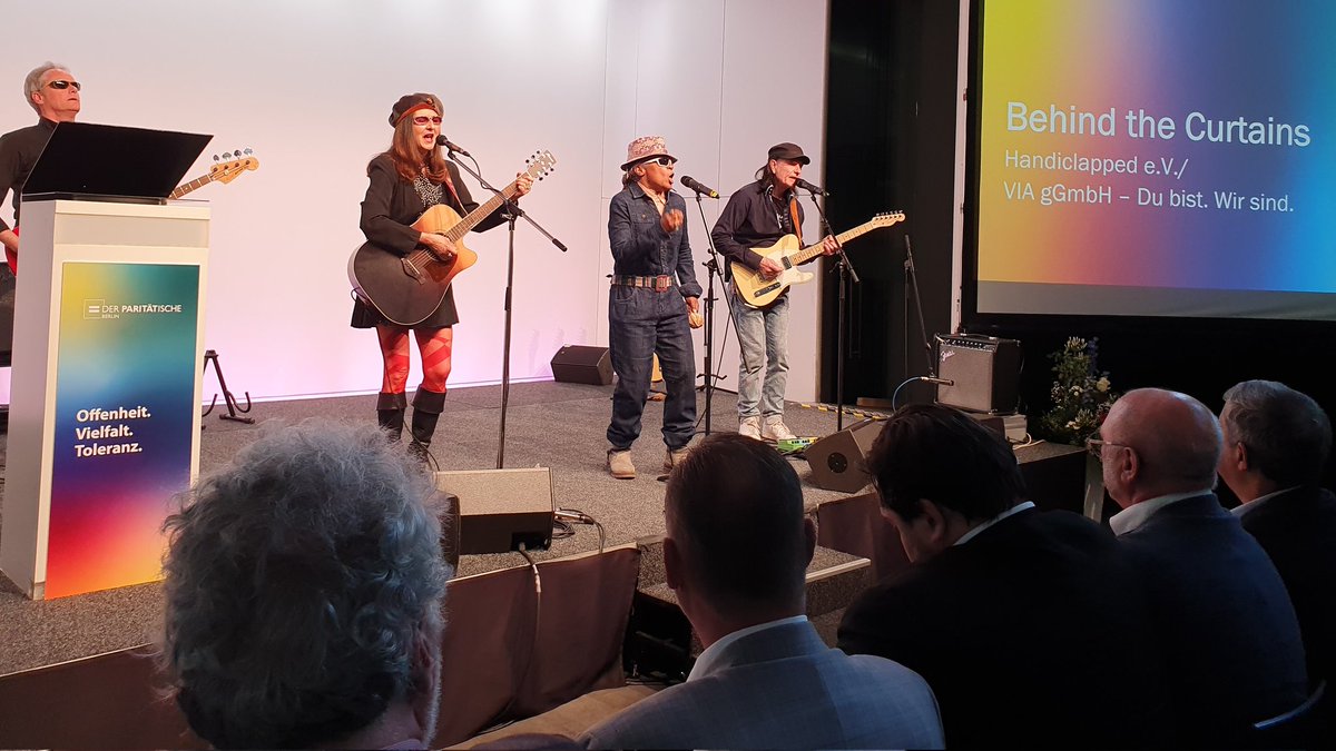 StefanSchenck's tweet photo. Was für ein kulturell bereichernder Auftakt zum diesjährigen #Jahresempfang2023 des @ParitaetBerlin mit
@inklusionrockt und dem #CircusSonnenstich des @zbkberlin. Danke, #DominikPeter.

#InklusionDurchKultur https://t.co/Pg2WPWDEbn