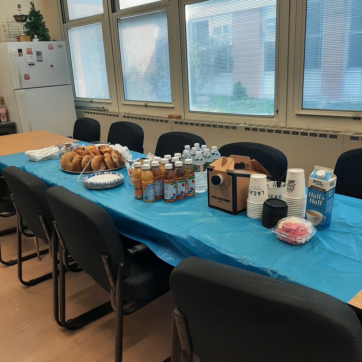 RMascenik26's tweet photo. Thank you Robert Mascenik PTO for the Teacher Appreciation gifts! 💙🤍 https://t.co/R195WK0bc8