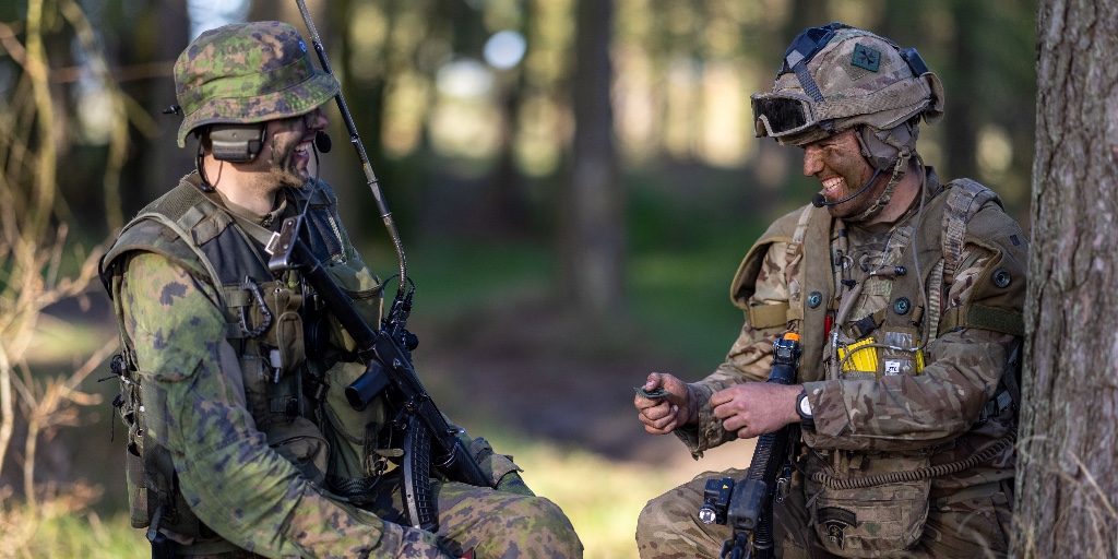 British soldiers on a large-scale joint exercise in Sweden welcomed their battalion commander to the training field. Lt. Col Grant Brown visited B Company @Army1MERCIAN, who have joined forces with Finnish battalion @PorinPR. 🇫🇮🇬🇧#StrongerTogether