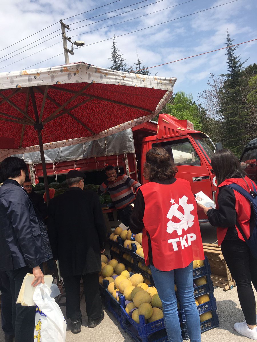 #Afyon merkez Çarşamba pazarındaydık. Tarım  ülkesinde yaşarken istediği gıdayı alamayan yurttaş pahalılıktan şikayetçi. 

Emekçilere değil, şirketlere göre tarım politikası düzenlemek ahlaksızlıktır. #TKP iktidarında bu ahlaksızlığa, yoksulluğa ve açlığa derhal son vereceğiz.