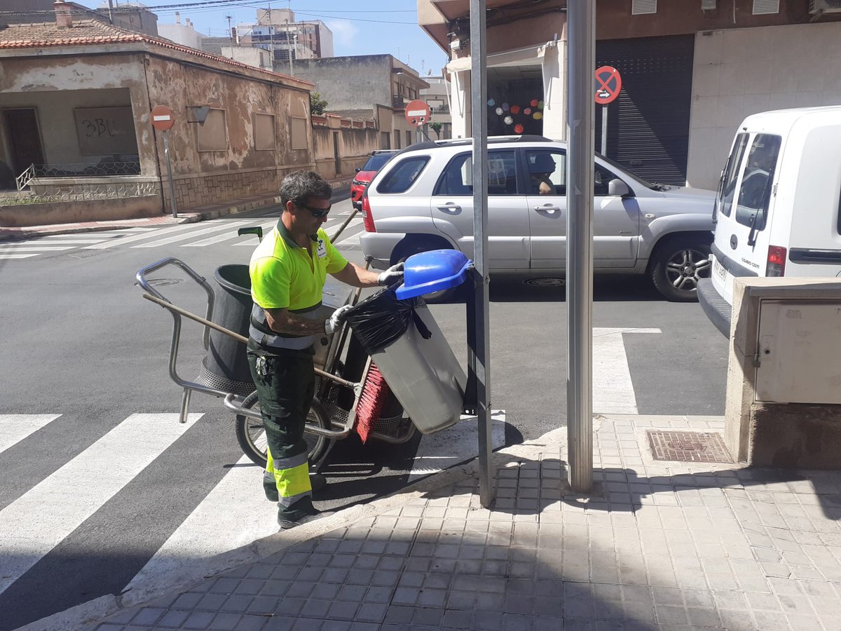 ✅ Labores diarias de barrido viario y cambio de papeleras de <a href="/FCC_MA/">FCC Medio Ambiente</a> en Calle Pío XII. 📌