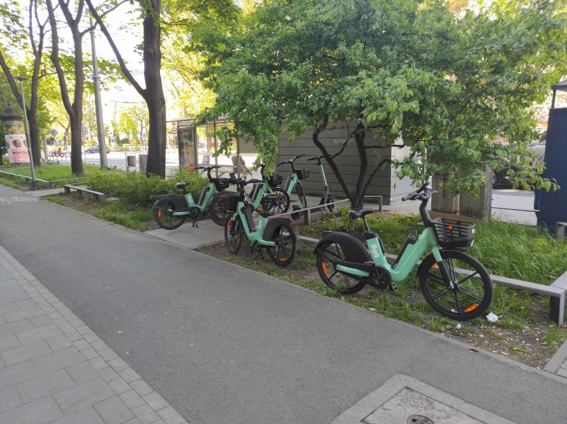 Hej <a href="/boltapp/">Bolt</a> - jak szybko usuniecie nielegalnie parkujące rowery, które w dodatku zastawiły dojście na przystanek? Czas start. 

CC: <a href="/marek_aniol/">Marek Anioł</a> 

Przystanek: Biprostal.