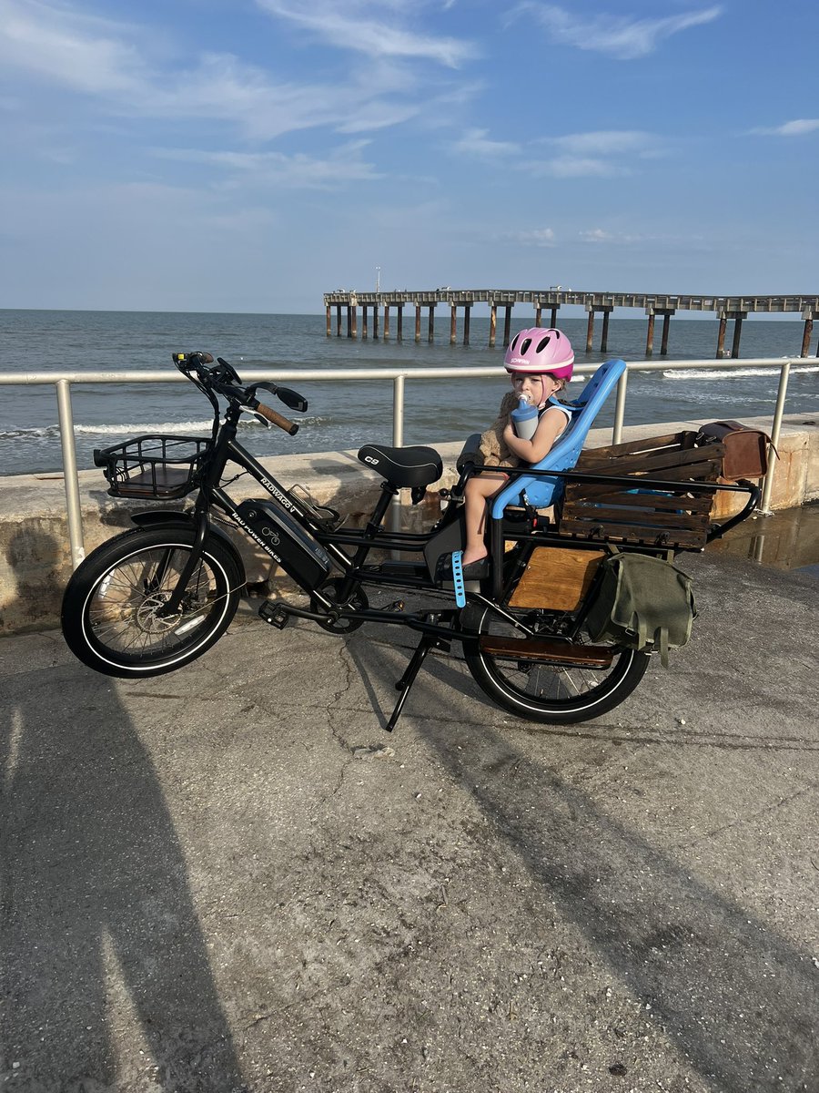 ColesEcoles90's tweet image. #staugustinebeach #radwagon4 ice cream run with my monkey
