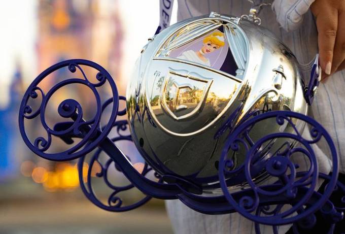 TheDisneyBlog's tweet image. POPCORN BUCKET ALERT: Disney Parks says the #Disney100 Cinderella Coach Premium Popcorn Bucket will be available at select locations at Magic Kingdom starting May 11. Mobile order will not be available, unfortunately. 
#WaltDisneyWorld #PopcornBucket #CinderellaCoach