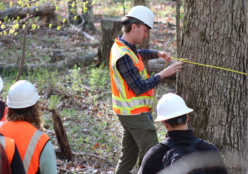 vt_cnre's tweet photo. CNRE alumnus Kevin Smith recently joined @vtfrec students in a field experience class near Blacksburg. Smith, who owns Big Timber Superior Hardwoods, was on hand to collaborate with Assistant Professor Corey Green and teach students about assessing tree value. https://t.co/fwi4rz5Ik4