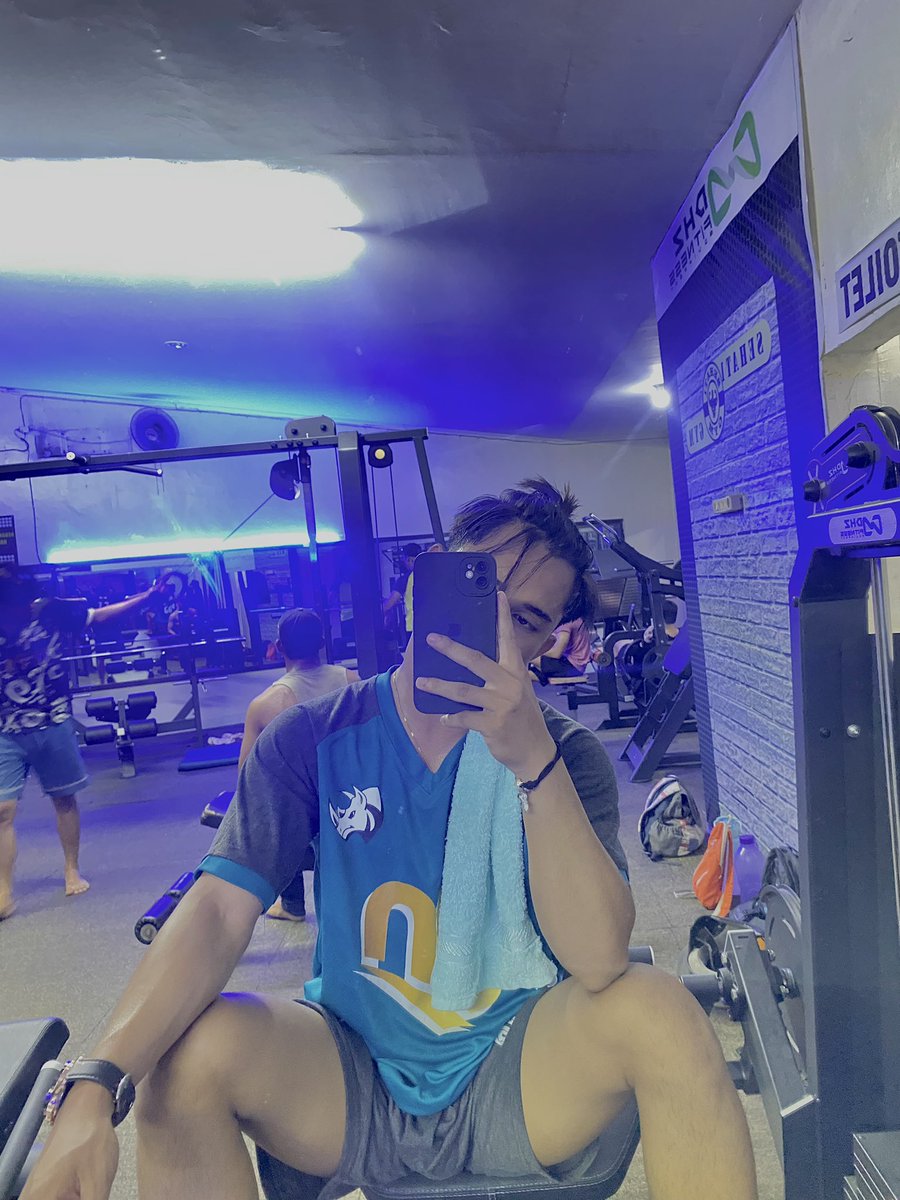 BbgusC's tweet photo. Abis futsal lari ke gym🌈

#Gymbro #semeuke #brondonglokal #fusal #Lokal #gairah https://t.co/UUYHIB5nxC