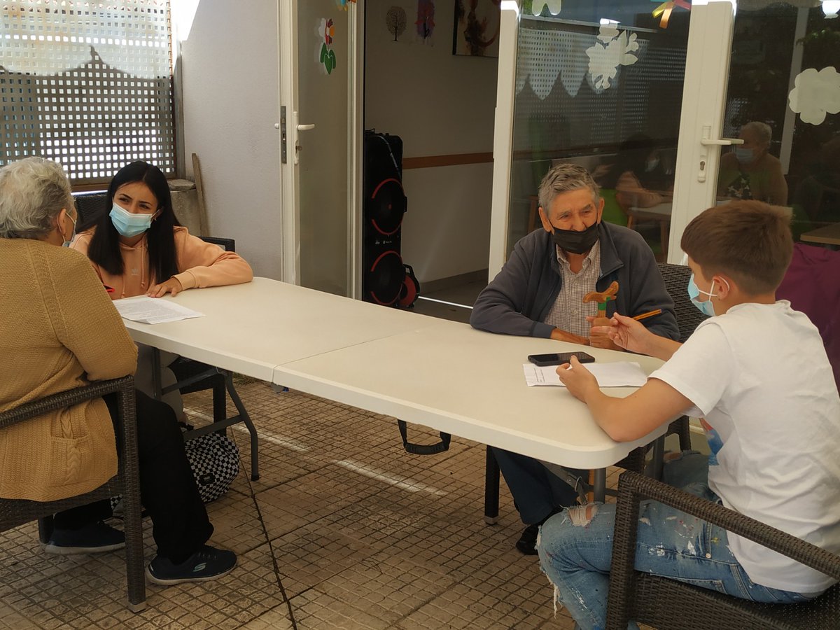 sonidosambroz's tweet photo. Con la excusa de recuperar canciones estamos enriqueciéndonos con las maravillosas experiencias intergeneracionales que tanto nos están aportando. Algunos de nuestros alumnos han entrevistado y compartido momentos con usuarios de Afeava ( asociación de enfermos de Alzheimer) https://t.co/ICzMEnUNaF