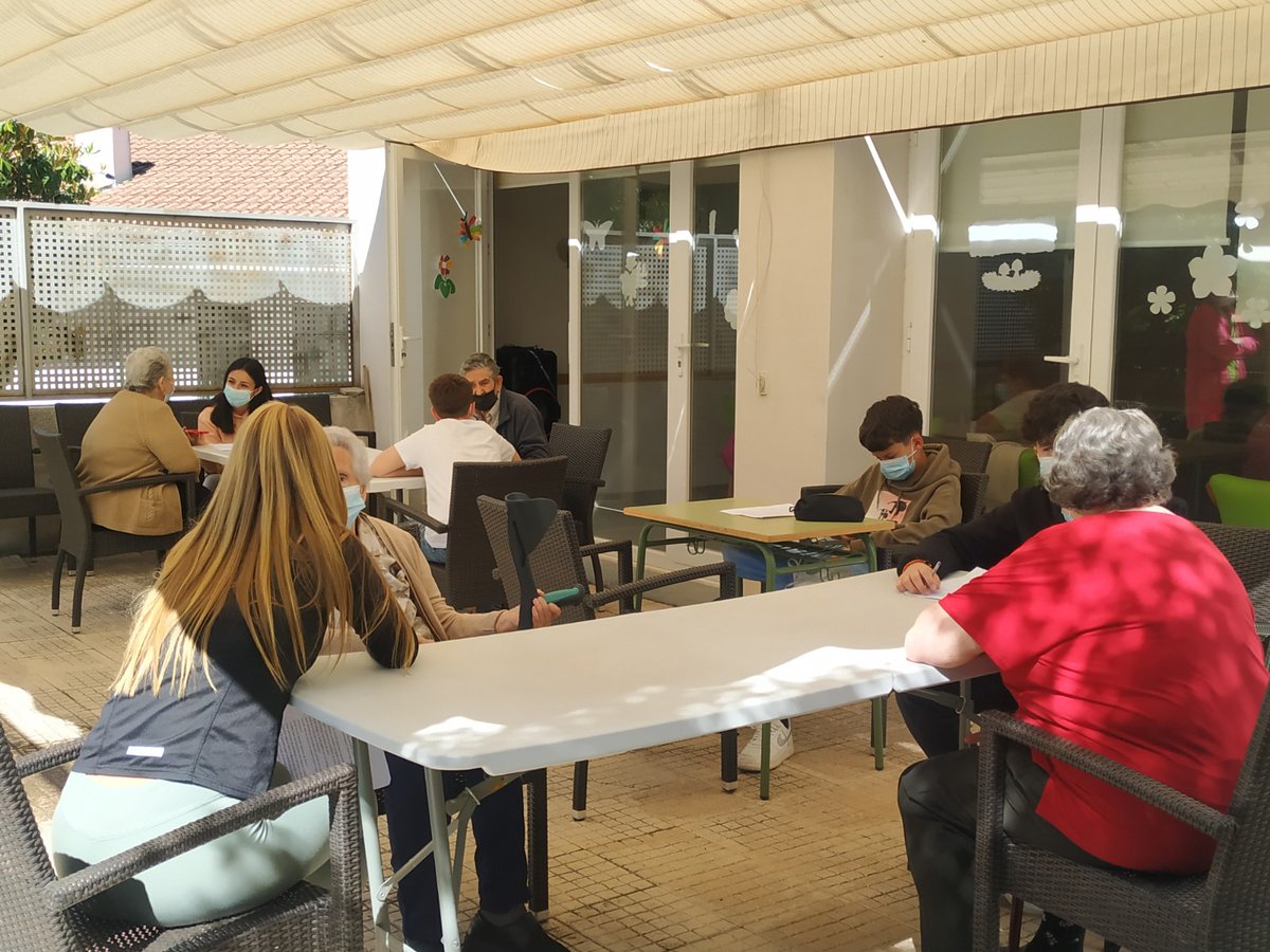 sonidosambroz's tweet photo. Con la excusa de recuperar canciones estamos enriqueciéndonos con las maravillosas experiencias intergeneracionales que tanto nos están aportando. Algunos de nuestros alumnos han entrevistado y compartido momentos con usuarios de Afeava ( asociación de enfermos de Alzheimer) https://t.co/ICzMEnUNaF