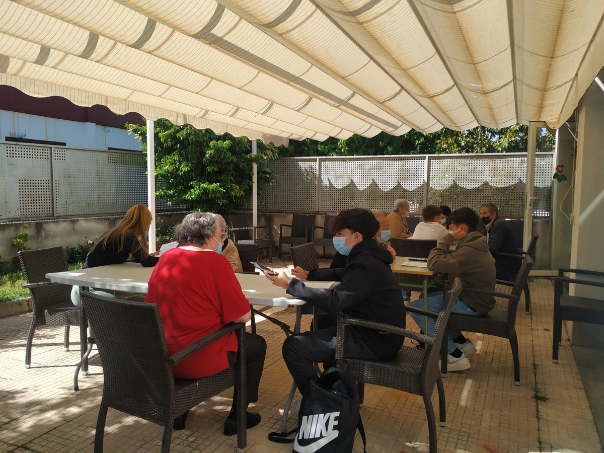 sonidosambroz's tweet photo. Con la excusa de recuperar canciones estamos enriqueciéndonos con las maravillosas experiencias intergeneracionales que tanto nos están aportando. Algunos de nuestros alumnos han entrevistado y compartido momentos con usuarios de Afeava ( asociación de enfermos de Alzheimer) https://t.co/ICzMEnUNaF