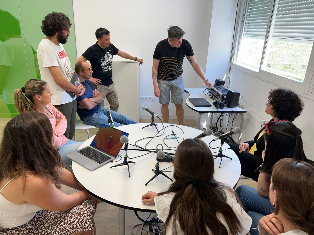 Formación técnica en Podcast y grabación de vídeo en nuestra nueva aula, dentro de nuestro Proyecto de Innovación.
Seguimos avanzando!!
<a href="/dcerverao/">david cervera</a> #innovación #espacios #tecnología