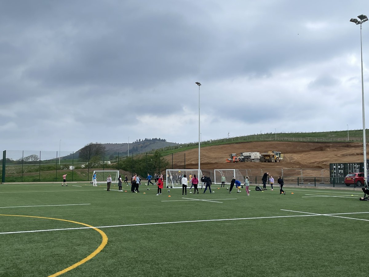 Great day last week at our transition morning for <a href="/GardenrosePS/">Gardenrose Primary & EYC</a>, <a href="/CairnPS/">Cairn Primary School & Early Years Centre</a>, <a href="/StCuthbertsPr/">St. Cuthbert's Pr</a> over 120 P4/5/6s taking part over looking the new school😍 Thank you to our new S1 transition leaders,coaching academy pupils and coaches for helping out 🏐#ThrivingCommunities #Transition
