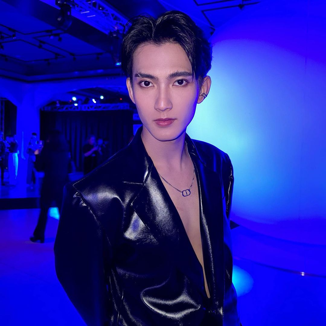 jafirstfamilyph's tweet photo. [05.10.23]

IG Post: tripleeight.ent

First Chalongrat attended to MUGLERxHM at Q Stadium EMQUATIER • 

Model : @first_fh 
Make up : @beedymeedy 
Hair : @beedymeedy 
Outfit : @anuruq

#First_Chalongrat #รักแรกของเฟริสท์ #MuglerHMxFirst https://t.co/KsCVBWGBHX