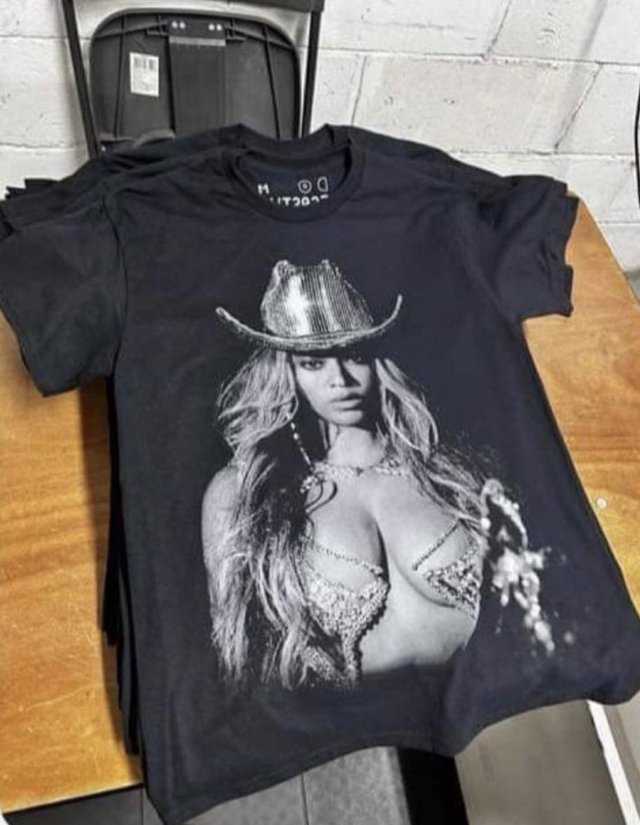 MAMBAYONCE's tweet photo. EU SERIA CAPAZ DE FAZER AS COISAS MAIS HORRÍVEIS DO MUNDO POR ESSAS ROUPAS

#RenaissanceWorldTour https://t.co/a2M9qFAMHl