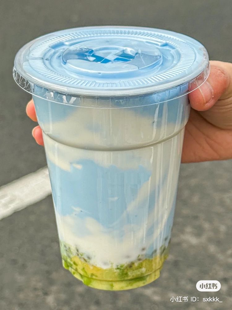 bread_vt's tweet photo. blueglass scenery 🏞️ drink 🥤 https://t.co/SexyJVNJAA
