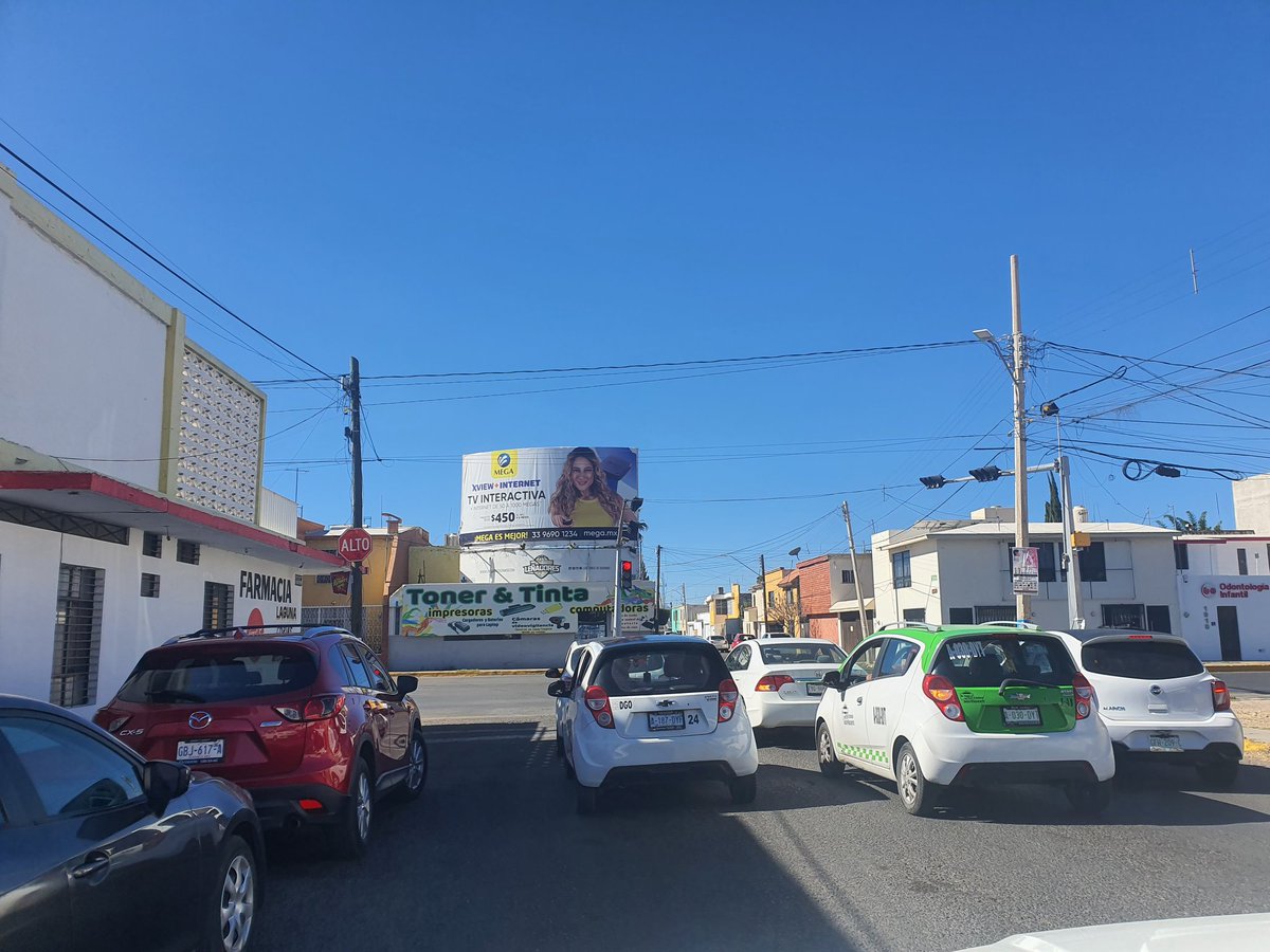 AndreaTern19's tweet photo. Aquí estaría súper bien que pintaran los carriles @DMSPDGO https://t.co/xrH5n3WzAB