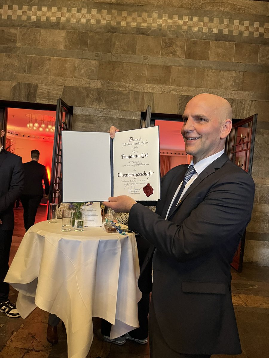 TuncerOffiziell's tweet photo. Gestern war ich bei der Verleihung der Ehrenbürgerschaft an den Nobelpreisträger Prof. Benjamin List🎖️

Dem Mülheimer #Nobelpreisträger Prof. Benjamin List wurde gestern im Rahmen einer Feierlichkeit die Ehrenbürgerschaft verliehen.
#MHruhr #Stadthalle #Ehrenbürger #BenjaminList https://t.co/nLvs6igI2s