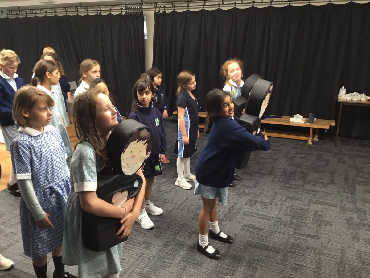 UrsulineYear4's tweet photo. #UrsulineYear3 and #UrsulineYear4 had a great time learning first aid skills with help from Seb #FlatStanFirstAid. A massive thank you to Seb for delivering this amazing workshop at #UrsulinePreparatory today! #UrsulinePSHE https://t.co/aJcIcCMJfl
