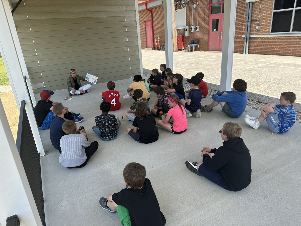 Perfect day for a story in the new outdoor classroom! @PondElem @PondElemAP <a href="/rockwoodschools/">Rockwood School Dist</a> <a href="/RockwoodSupt/">Dr. Curtis Cain</a>