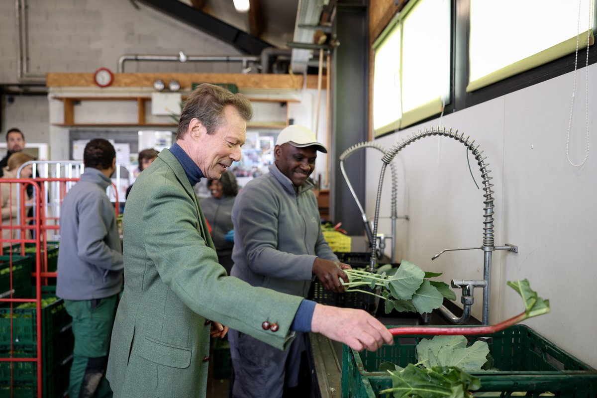 🌱 S.A.R. le Grand-Duc a visité la coopérative "Co-labor" à Bertrange spécialisée depuis 40 ans dans l’horticulture &amp; l’alimentation bio. avec les Ministres C. Cahen &amp; G. Engel. Le site de 3.5 ha permet de cultiver &amp; vendre des fruits, légumes &amp; plantes locaux. ©MGD/S.Margue
