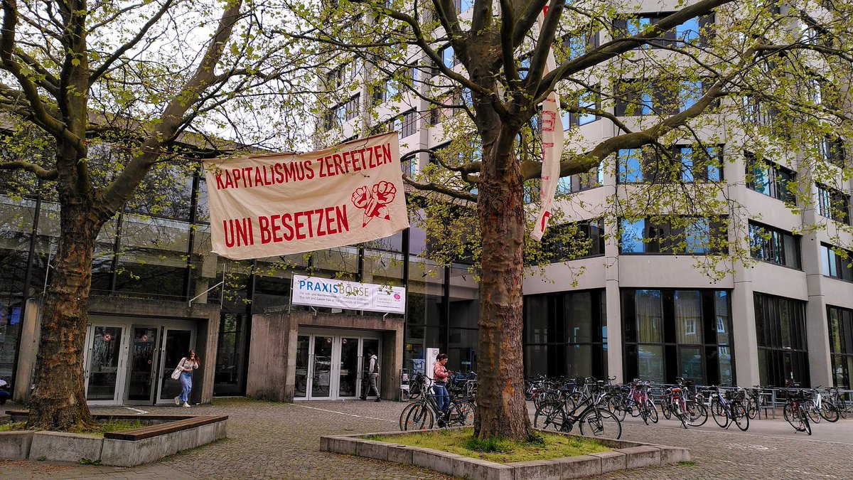 lilagruen_org's tweet image. #UniBesetzung
Die Ausstellung nimmt Gestalt an. 
2 Hörsäle sind besetzt, ein buntes Programm für die nächsten Tage ausgearbeitet

@endfossil_goe bietet die nächsten Tage Vorträge und Workshops an @uniGoettingen 

Inwieweit die Uni die #Besetzung dulden wird, ist noch unklar