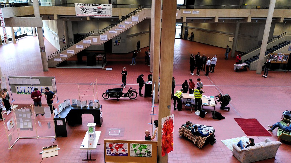 lilagruen_org's tweet image. #UniBesetzung
Die Ausstellung nimmt Gestalt an. 
2 Hörsäle sind besetzt, ein buntes Programm für die nächsten Tage ausgearbeitet

@endfossil_goe bietet die nächsten Tage Vorträge und Workshops an @uniGoettingen 

Inwieweit die Uni die #Besetzung dulden wird, ist noch unklar