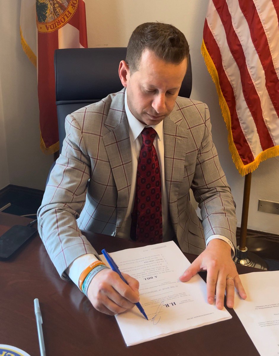 RepMoskowitz's tweet image. After the shooting at my high school in Parkland, I successfully helped raise the age to buy a gun in Florida. Now, I’m filing a bill in Congress to raise the age to buy a semiautomatic firearm from 18 to 25.

We no longer need moments of silence. We need moments of action.