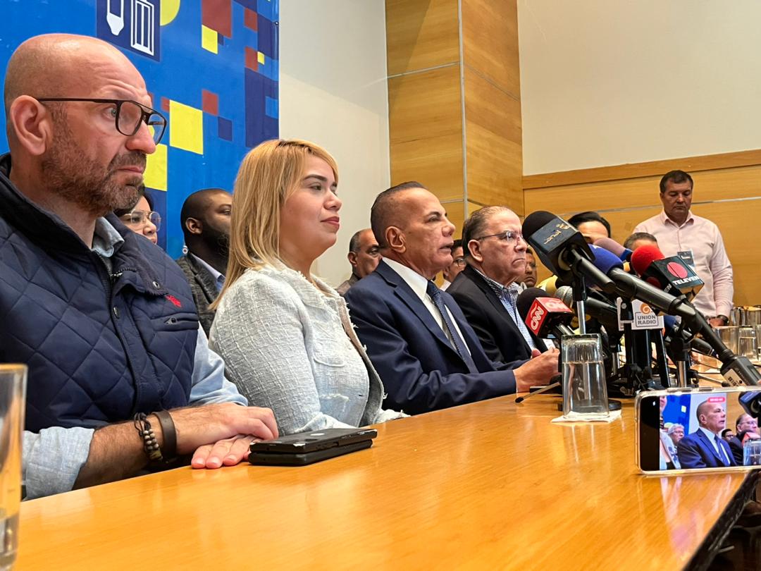 Durante su intervención en la rueda de prensa nuestro líder y gobernador <a href="/manuelrosalesg/">Manuel Rosales</a> señaló que "vamos a reconstruir al país, vamos a trabajar por una Venezuela frondosa, llena de  alegría". 

¡En Venezuela vuelve la Esperanza!
#10Mayo