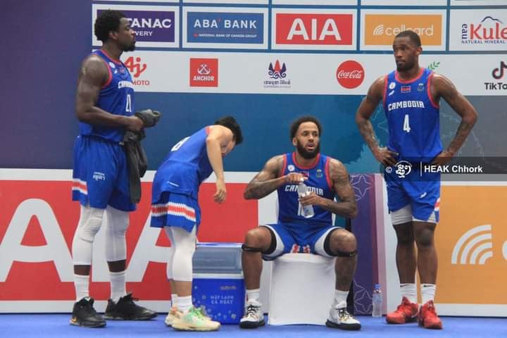 Bergeser ke Cabor Basket Sea Games 2023, Timnas Kamboja tapi muka Amerika😂
Kabarnya Kamboja ini diperkuat 6 pemain naturalisasi dari Amerika. Kalau benar benar di naturalisasi ya sah sah saja. Tapi kalau cuma sekedar dipanggil buat Sea Games doang bagaimana?