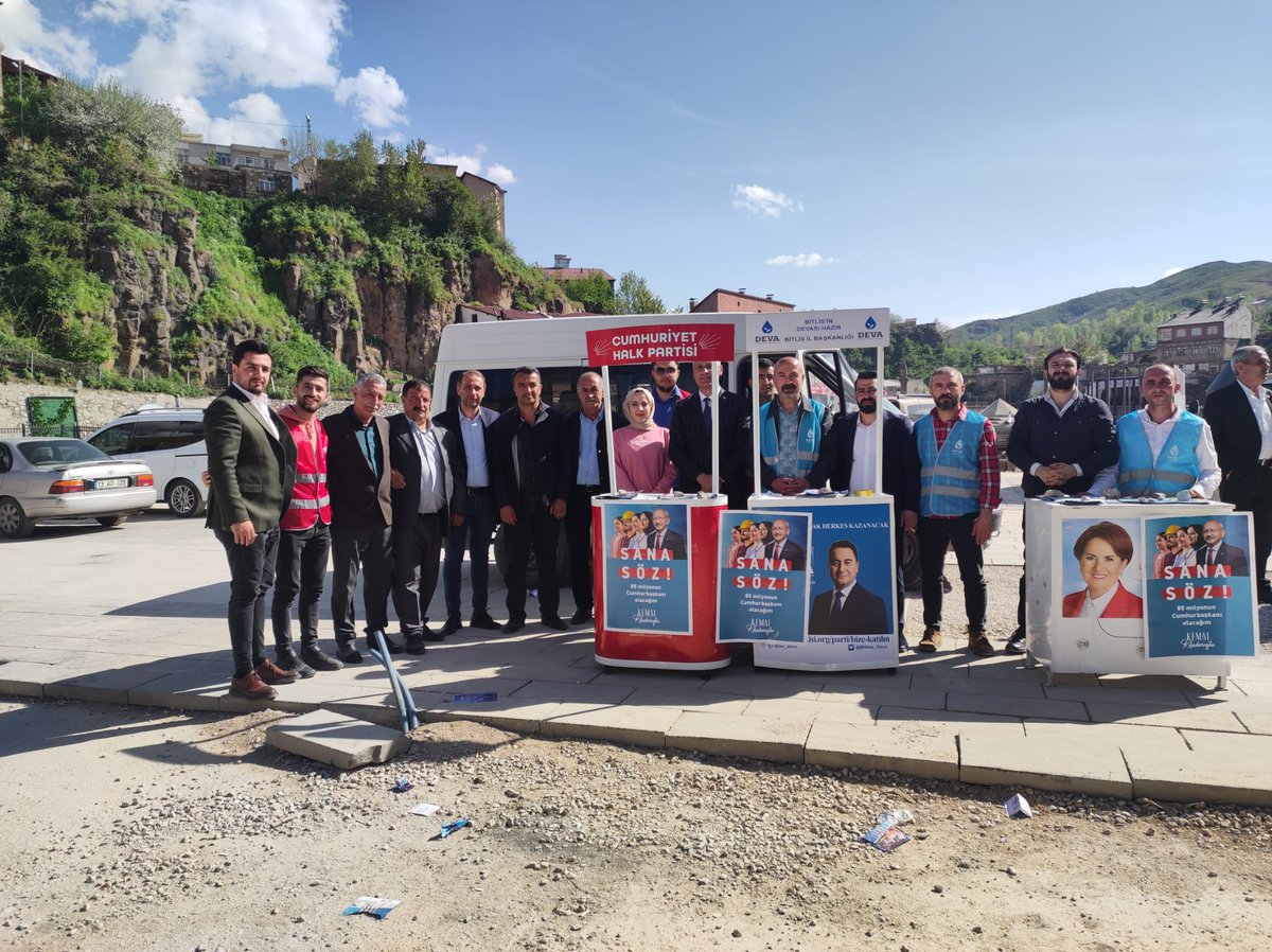 yusuftaskayaa13's tweet photo. Bugün Ulu Camii önünde  ittifak partilerinin gençlik çalışmaları olarak stant faaliyetinde vatandaşlarımızın yoğun ilgisi ve desteği ile karşılaştık. Halk kararını verdi. Yeni cumhurbaşkanını bekliyor.
@Bitlise_Deva @BitlisChp @iyipartibitlis_ https://t.co/QvGm8JqhZl