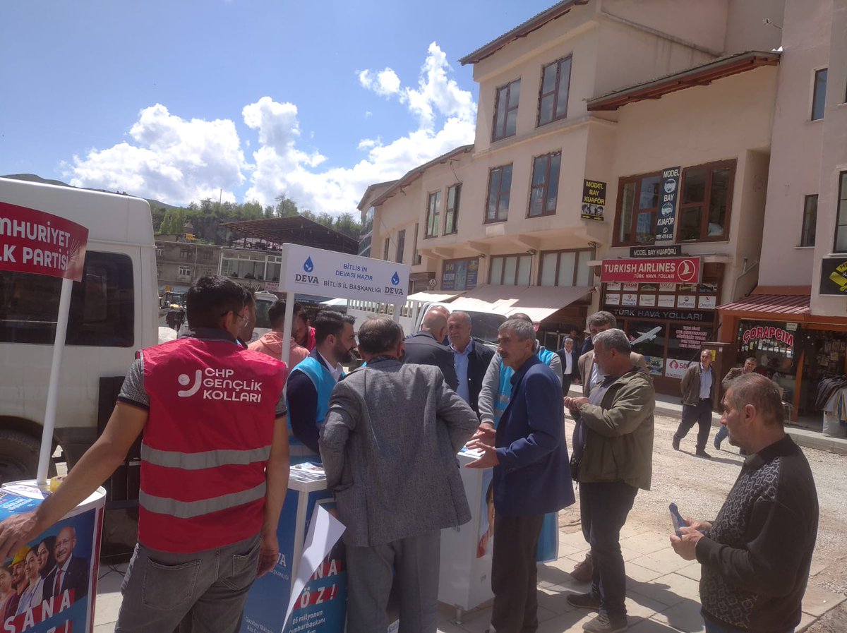 yusuftaskayaa13's tweet photo. Bugün Ulu Camii önünde  ittifak partilerinin gençlik çalışmaları olarak stant faaliyetinde vatandaşlarımızın yoğun ilgisi ve desteği ile karşılaştık. Halk kararını verdi. Yeni cumhurbaşkanını bekliyor.
@Bitlise_Deva @BitlisChp @iyipartibitlis_ https://t.co/QvGm8JqhZl