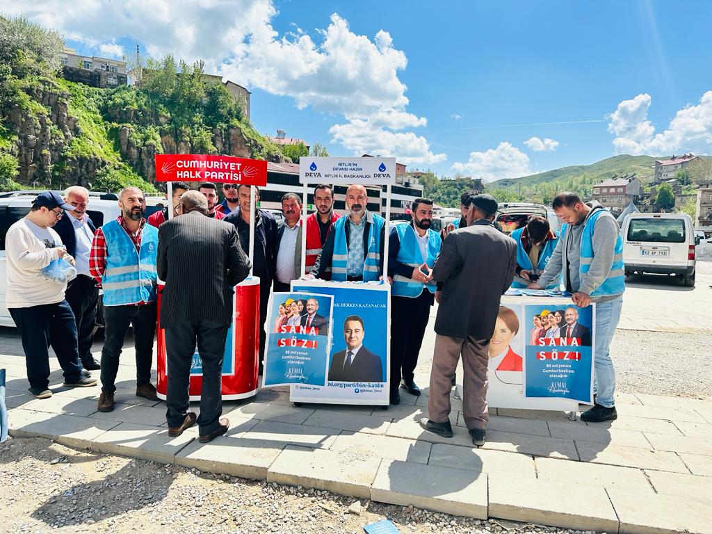 Bugün Ulu Camii önünde  ittifak partilerinin gençlik çalışmaları olarak stant faaliyetinde vatandaşlarımızın yoğun ilgisi ve desteği ile karşılaştık. Halk kararını verdi. Yeni cumhurbaşkanını bekliyor.
@Bitlise_Deva <a href="/BitlisChp/">CHP BİTLİS İL BAŞKANLIĞI</a> <a href="/iyipartibitlis_/">İYİ Parti Bitlis İl Başkanlığı</a>