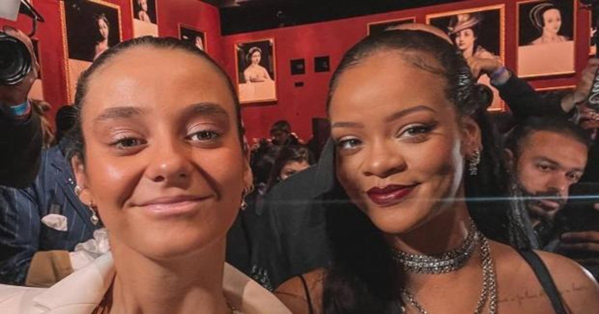 DragRealEspana's tweet photo. La categoría es: Noche de las 1000 Victoria Federicas

Chanel Anorex como Victoria Federica y su selfie con Rihanna https://t.co/I7LjRrlu2u