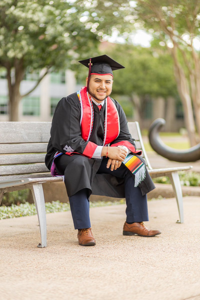 brandon_mdz20's tweet photo. Today is a special day for me. After 5 long years of sacrifice and dedication I will be walking the stage tonight as a first generation graduate. Dreamed of this moment all my life and now it’s finally here 🙏🏻🙏🏻 #Classof2023 #UH #Sisepudo 🇲🇽 https://t.co/PGVprxlIAz